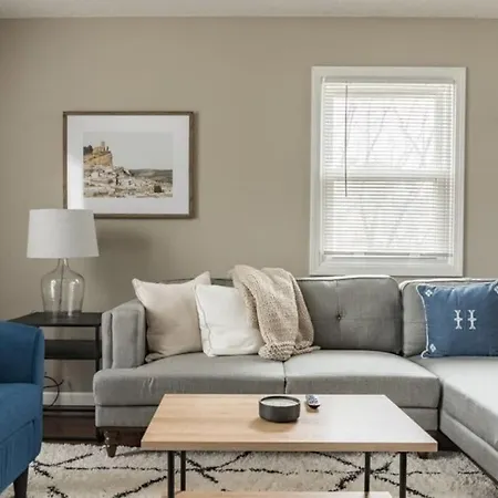 Spacious Duplex In West Des Moines